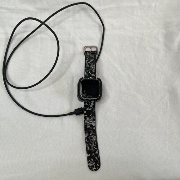 Fitbit Versa Smartwatch With Black & Silver Floral Band & Charger for Parts - Picture 2 of 7